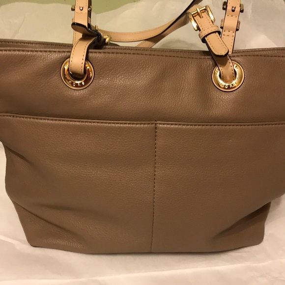 **SOLD** Michael Kors Bedford Pocket Tote - Picture 2 of 5